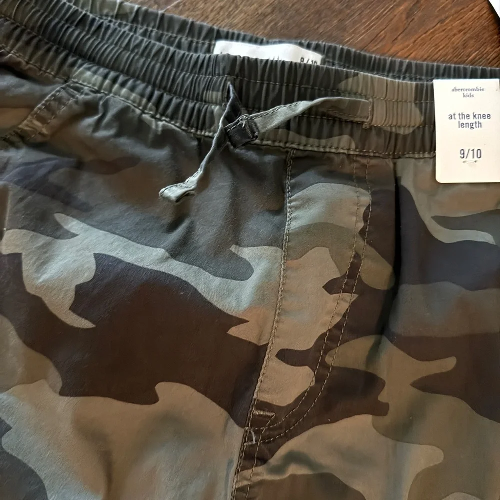 Boys A&F NWT Camouflage Cargo Shorts - Picture 3 of 5